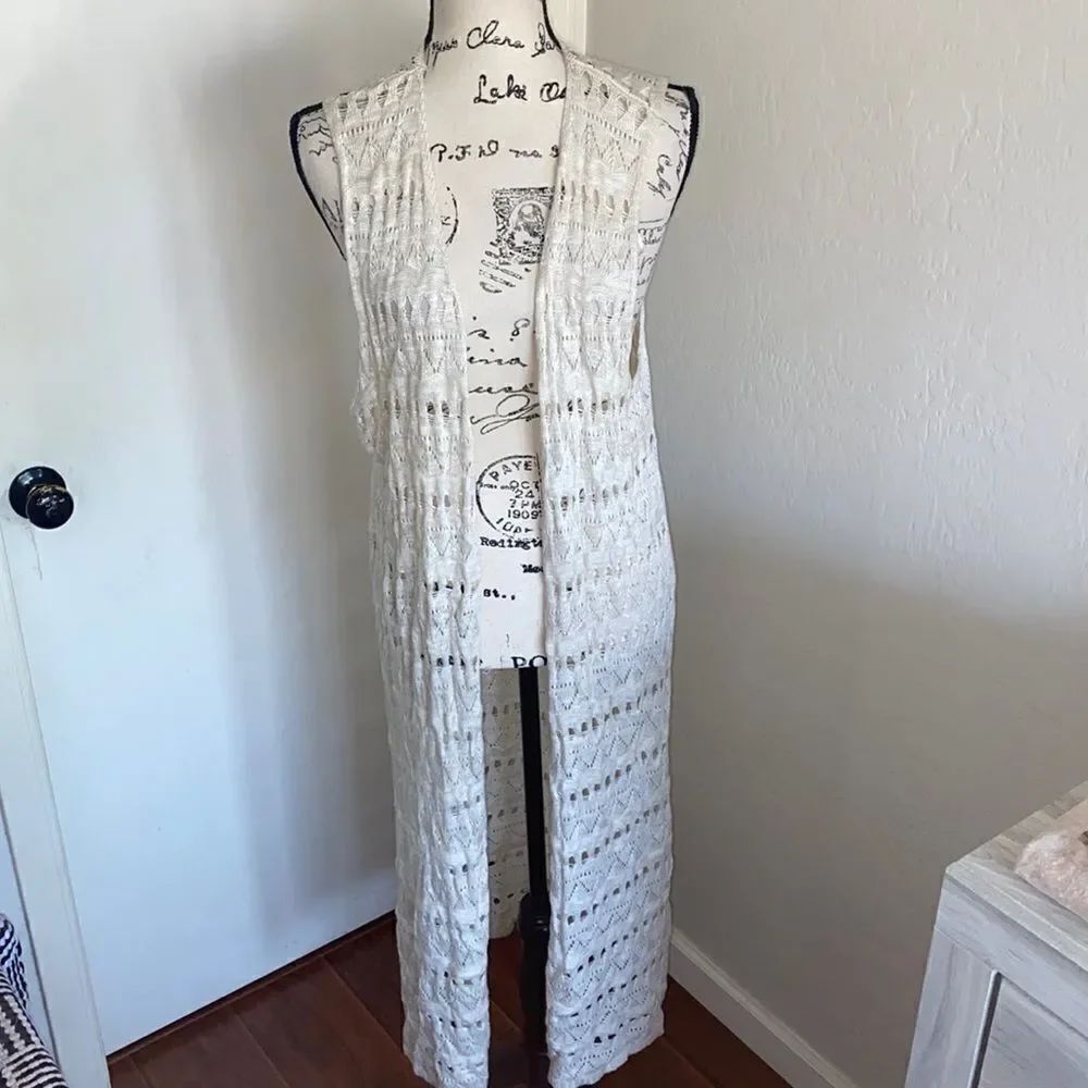 Joseph A. Woman Cream Colored Sleeveless Cardigan